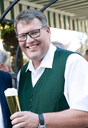 Eine Person mit einem Bier