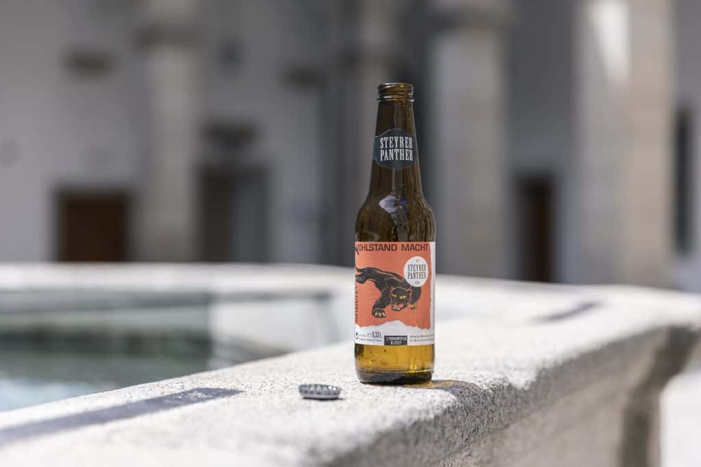 Eine Flasche Steyr Panther Bier