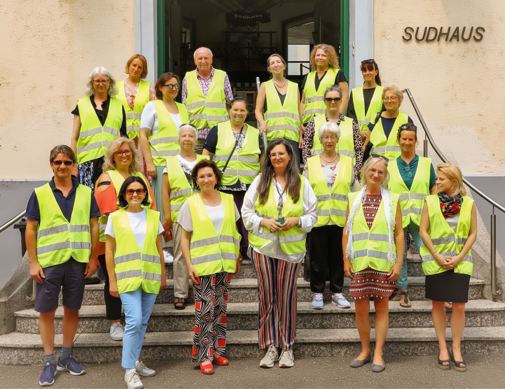 Frauen in gelben Warnwesten