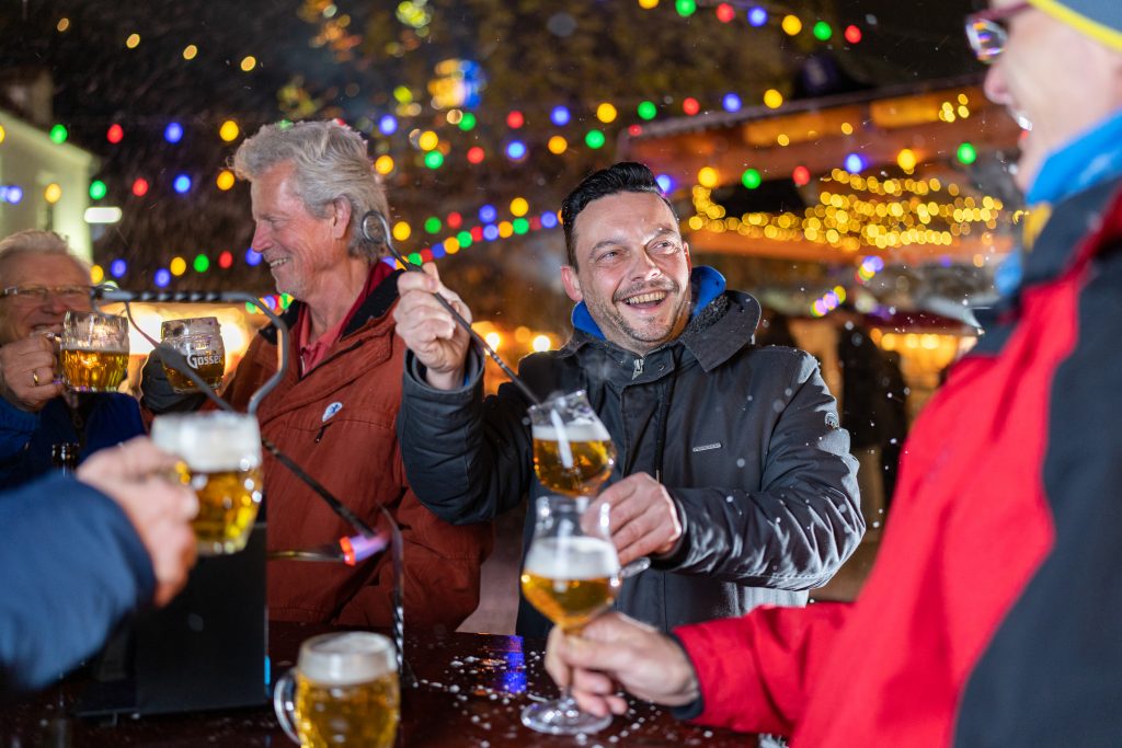 Personen beim Biertrinken