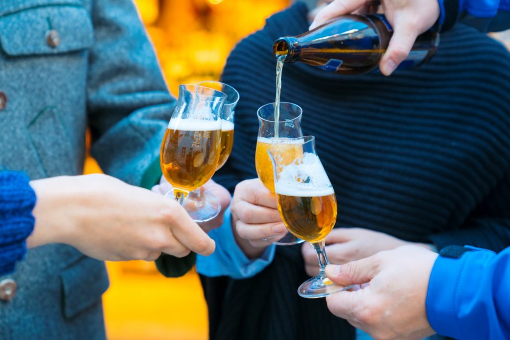 Bier wird ausgeschenkt