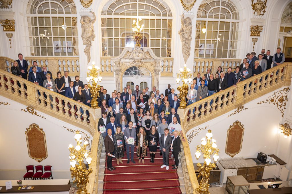 Ein Gruppenfoto der OeKoprofit Auszeichnung