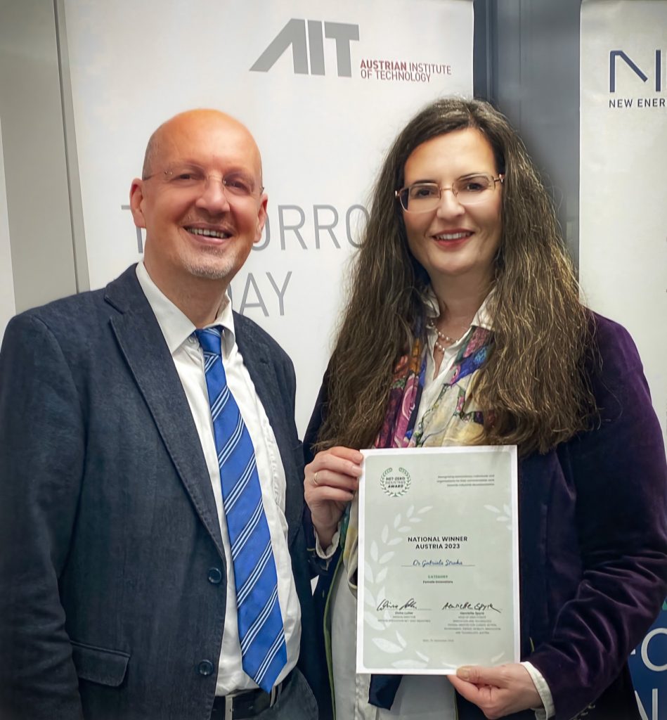 Zwei Personen mit einer Auszeichnung